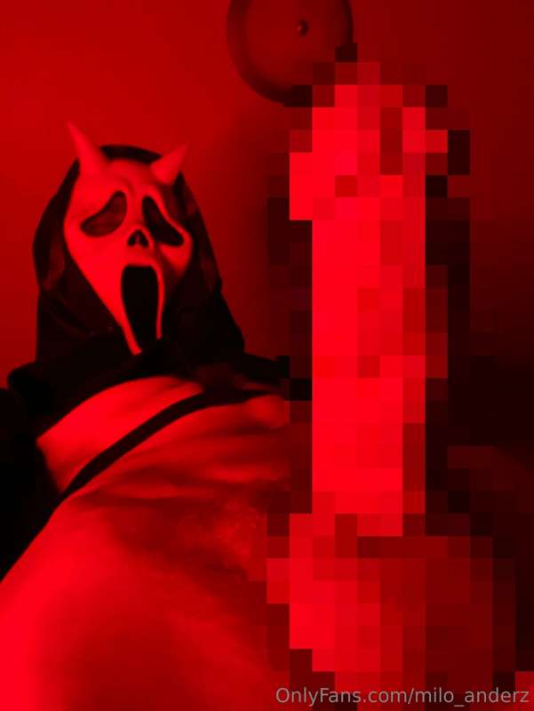 Gonna make you Scream 👻📸🔪
Pixels are struggling to cover up ..