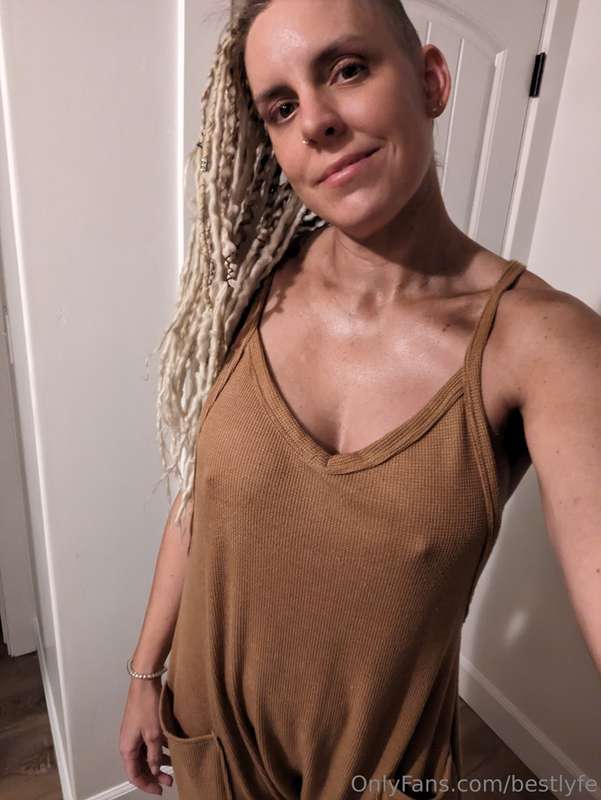 Spray tanning night 🤎🤎