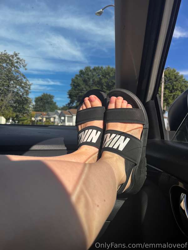 Pretty girls have pretty feet 🦶🏼 🥰