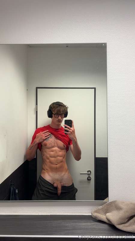 sweaty soft gym pic 😘what kind off video should I make next ..