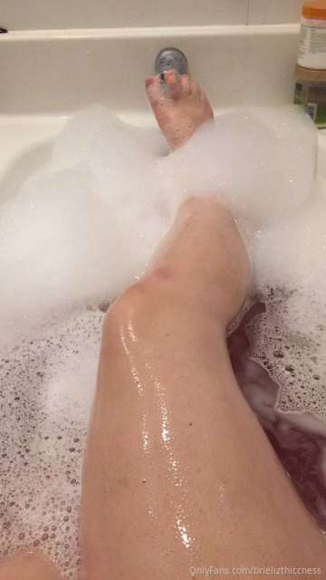 About to go get a bath if anyone wants to message me ☺️