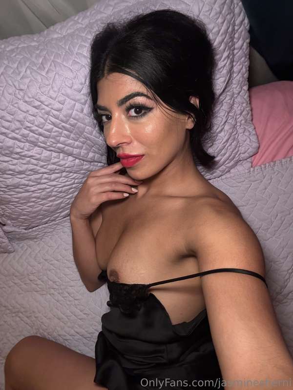 Peek-a-boob! 🖤