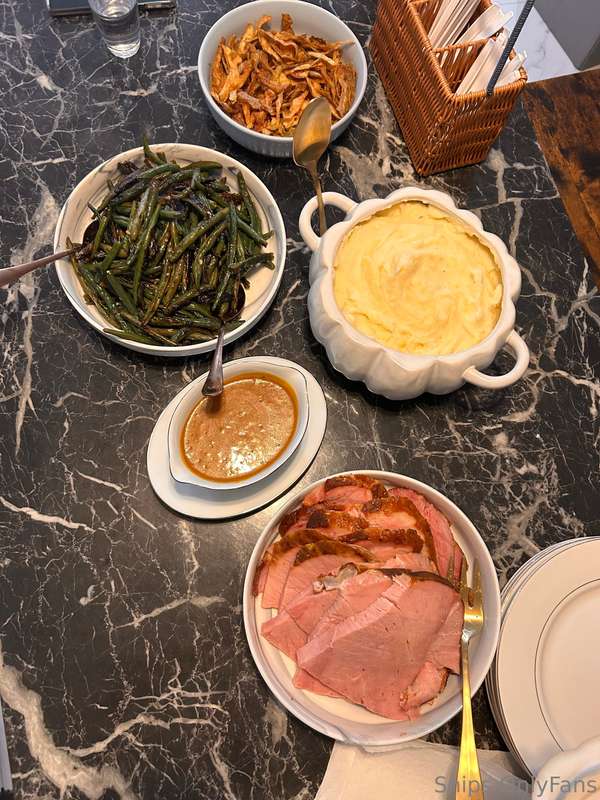 Thanksgiving spread almost as good as this pussy 😝 Happy Tha..