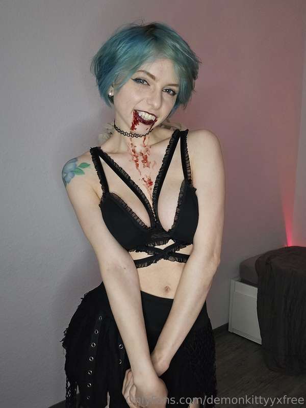 Messy Vampire Set ;PTopless, fangs, seductive