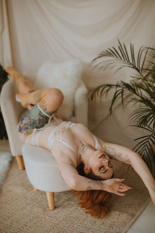 Bee + lace + never seen boudoir photos = absolute need  I to..