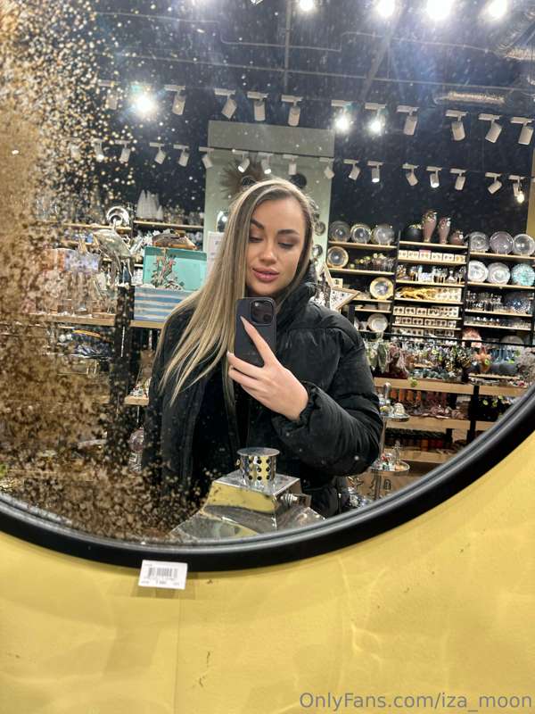 iza_moon
