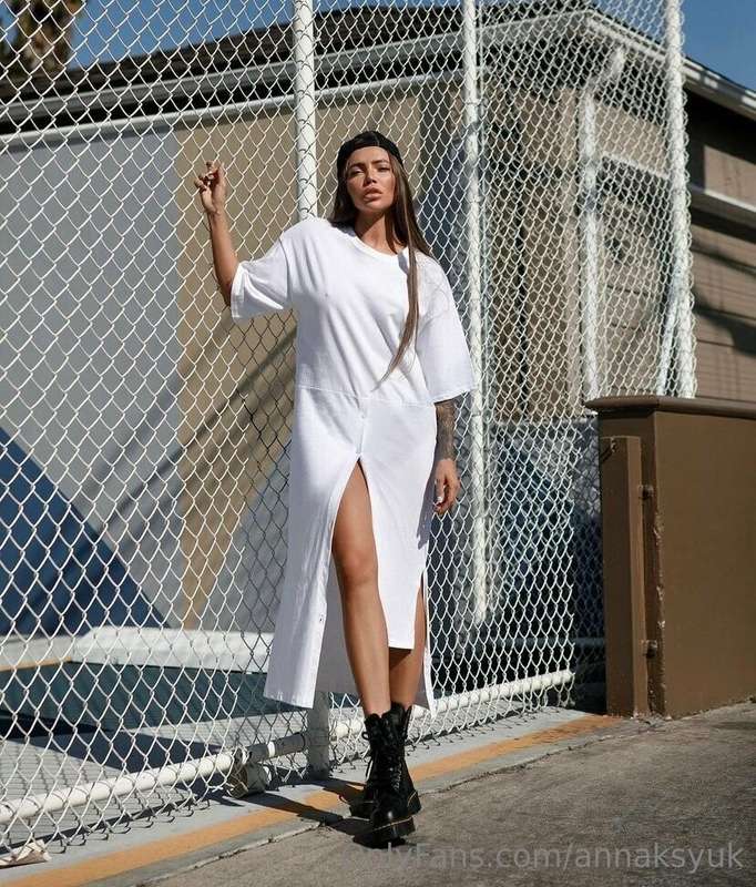 I feel incredibly light and comfortable in this image🤍🕊