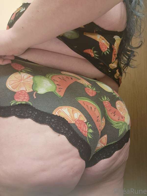 Rolls like a honeybun.
Sweet and Sticky~