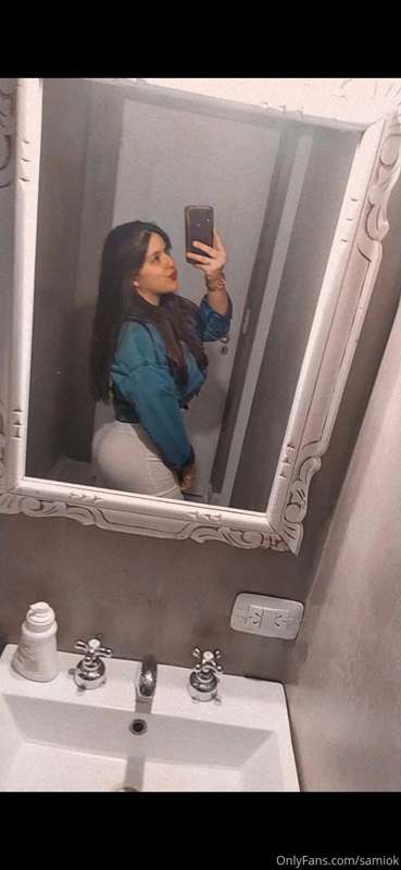 these white pants suit this huge ass well👅