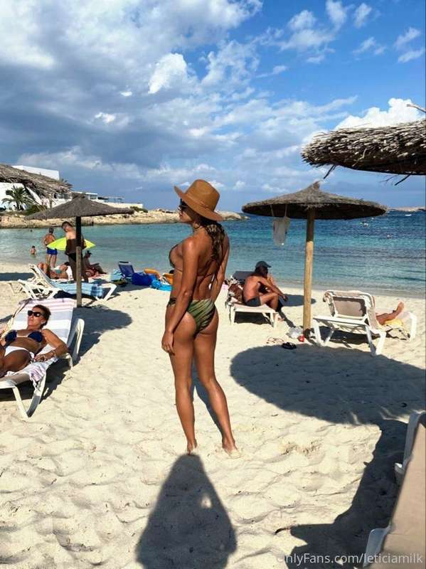 😈I was walking on the beach🏖 and I met a guy I met on a dati..