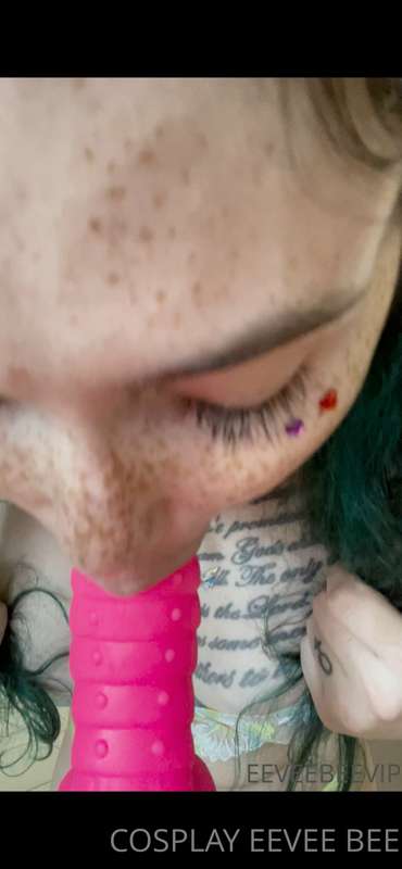 SUCKING MY FIRST DILDOMy first time sucking dildo, 🍆 it was ..