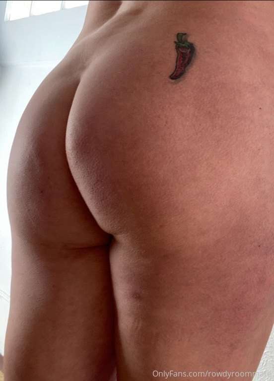 Starting to get tan 😎 ….. What would you do with this ass??