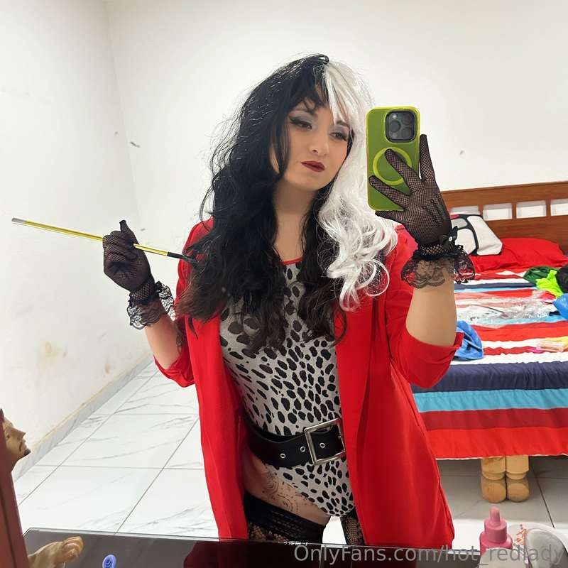 Te gustaría conocer a está Cruella de Vil 😈❤️🤍🖤❤️‍🔥 cachonda..