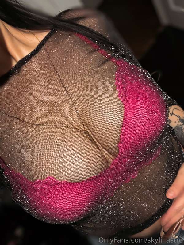 Celebrating with my tits out tonight 😈💋