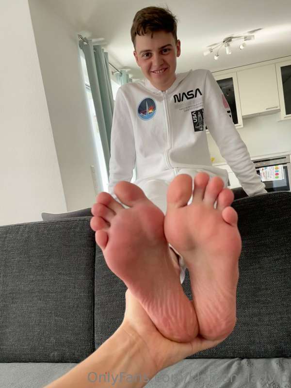 Who wants give me a foot massage? ☺️

Ph: @cutevasya