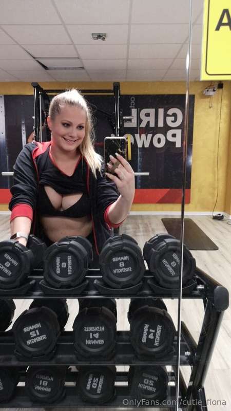 Hehe ich bin wohl die geilste Aushilfe im gym 🤭😼💣💣