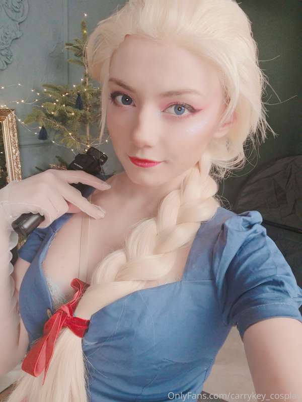 Elsa's naked boobies wait you in your inboxes 😁