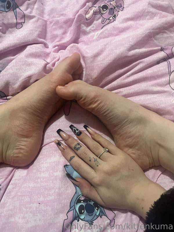 anyone like small hands & feet >.< ?