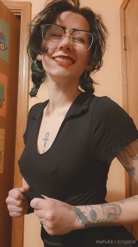 🤞💦 Awe shucks I forgot to wear something under my skirt Cum ..