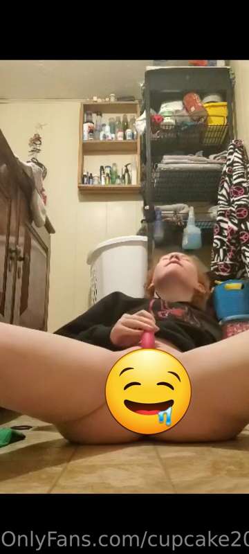A nice long vid of me masterbating and cuming. I lick my cum..