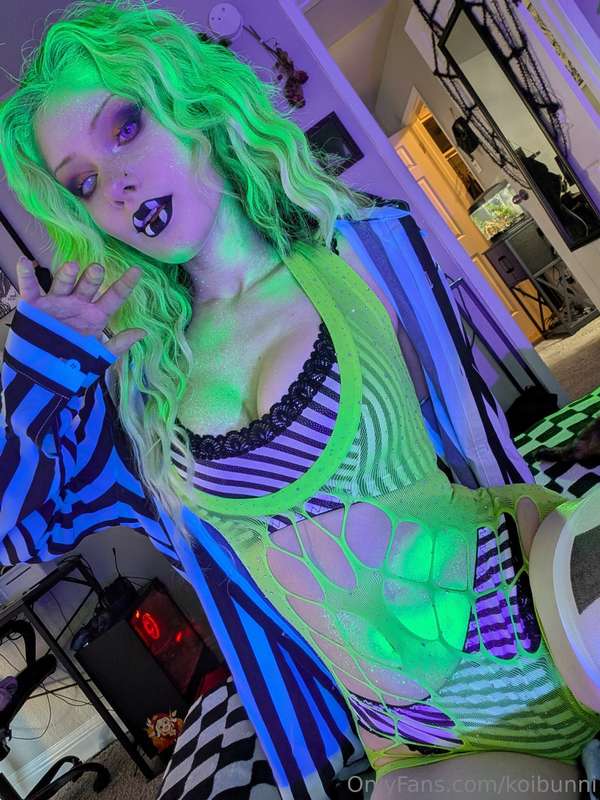 So happy to have brought the blacklight back out! I love thi..