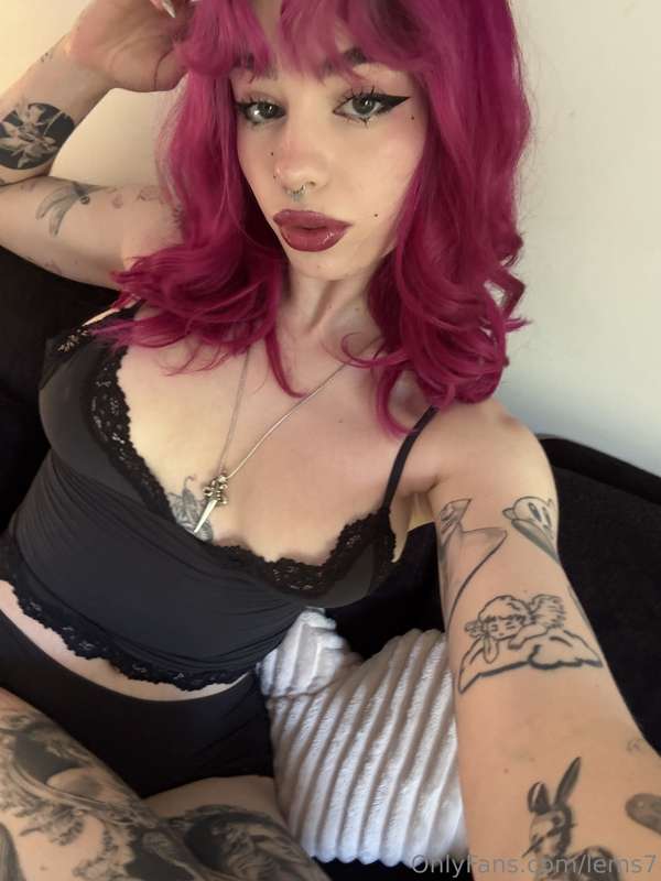 be a good boy and don’t touch until i say 💕