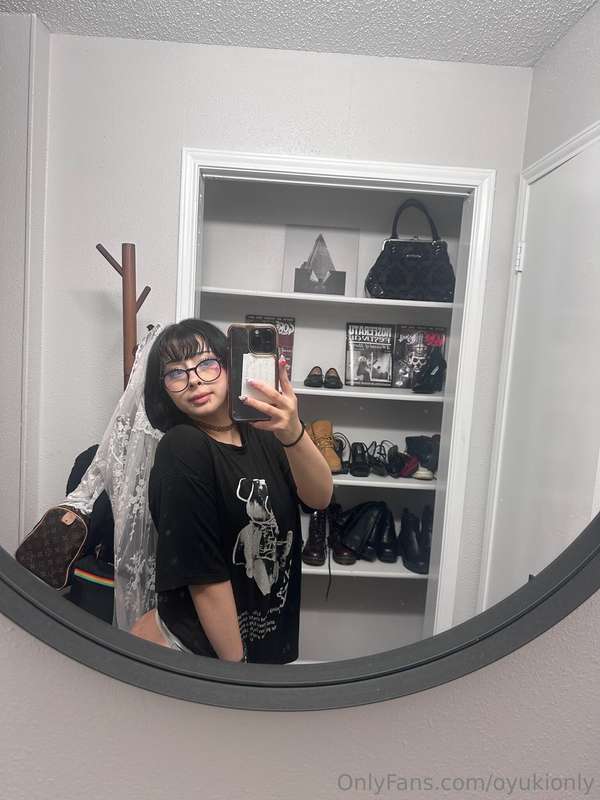 mirror pics are my favorite >.<