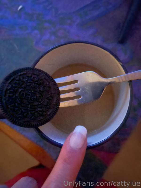 I just might be dipping Oreos into my coffee 🤭 

Who loves m..