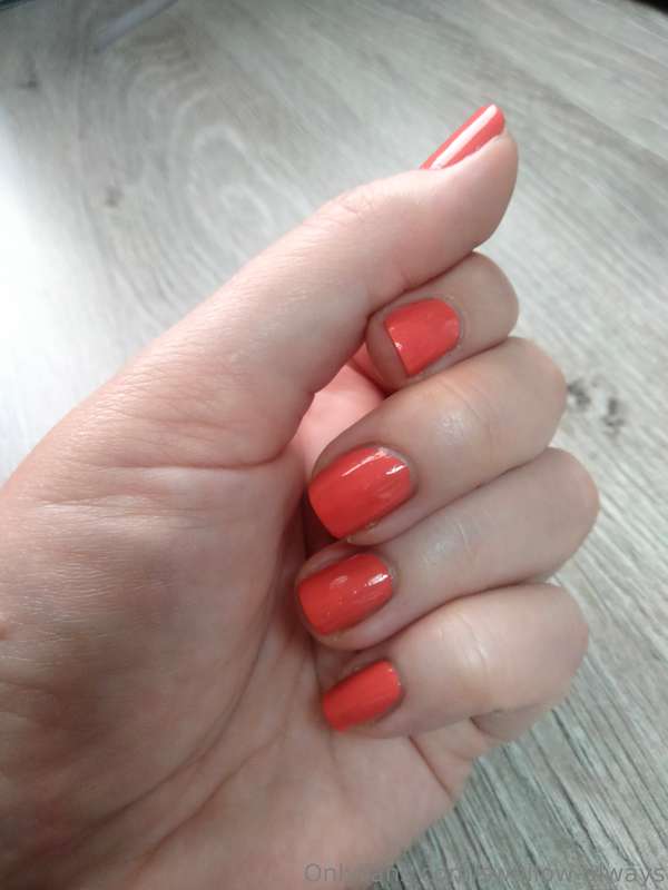 What do we think of this nail colour? It reminds me of ripe ..