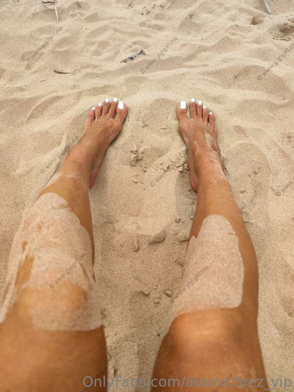 Sandy feets 😋

SWIPE ➡️ for full set