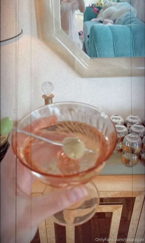 Have a drink with me baby 🥂 I have my lingerie on and want t..
