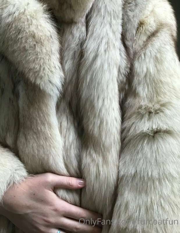 Tip me on this post if you would fuck me in this fur coat wh..
