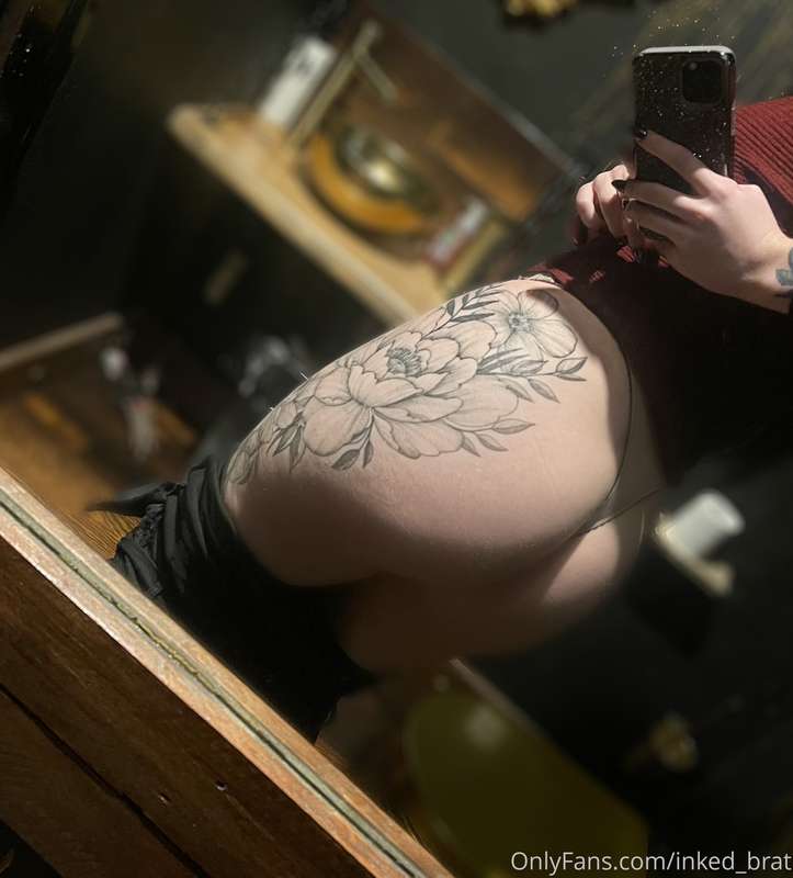 Booty selfie hehe 🙈 I’m super sleepy today 😴