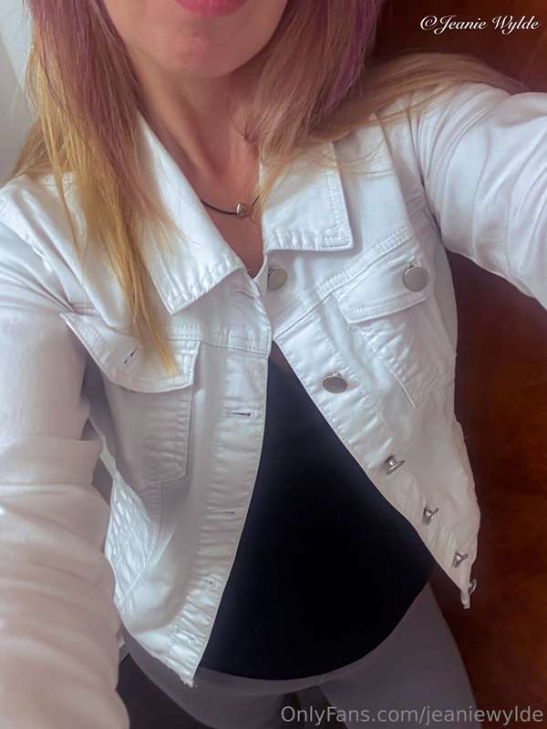 Weekend mood captured 💋 Just me in my white jacket, teasing ..