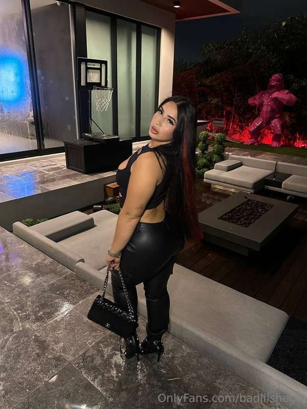Can you handle that ass papi?🍑