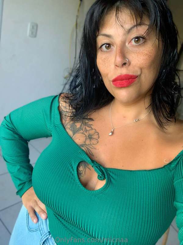New t-shirt, does the green look good on me? 💚💚