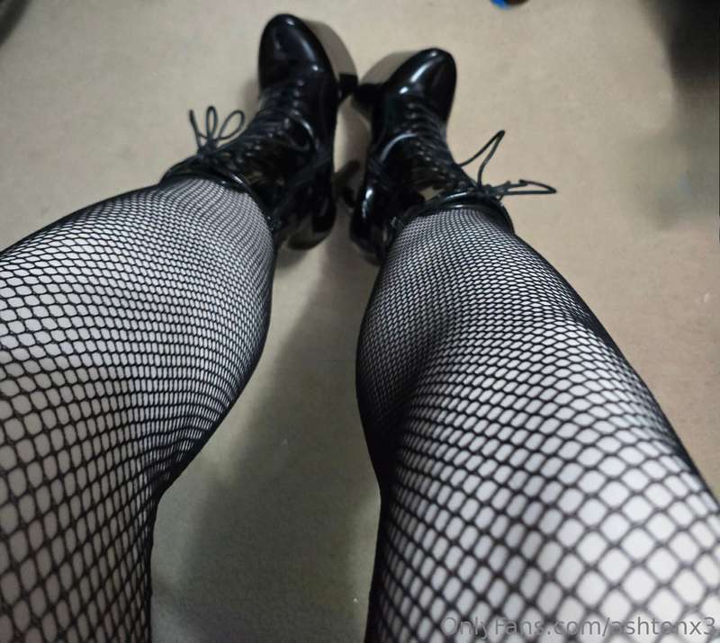 Come worship your queens feet 😈. I want you on your knees ki..
