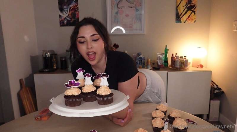 Idk if you can tell but cupcakes are my favourite 🤭