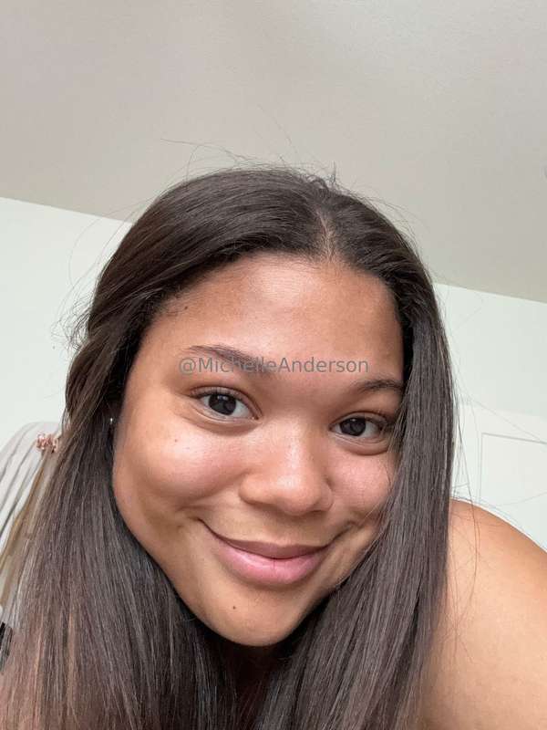 Hi 👋🏻. Say hi back in my dms 🤭 and let’s chat 😜
