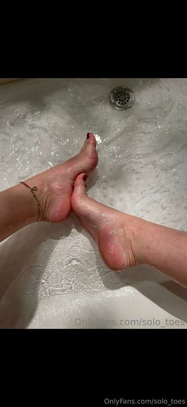 solo_toes