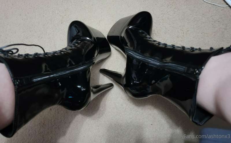 Good morning my boys 😈. Kiss my boots.
