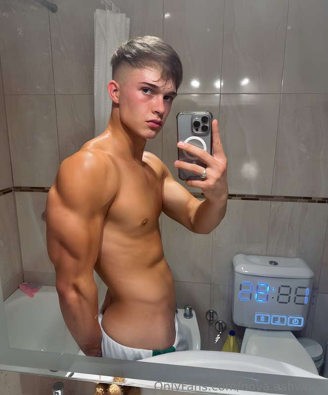 Just a little bathroom view to brighten your day 😉