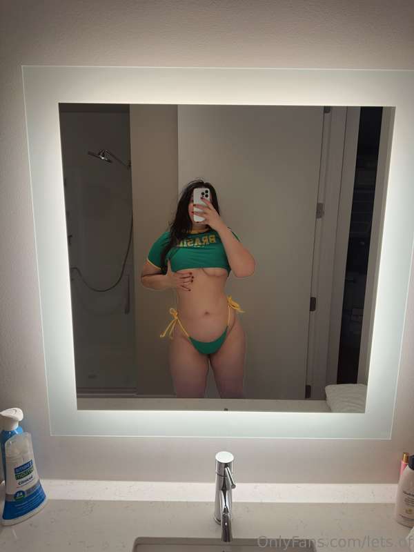 Who wants to see my juicy 🍒 with no shirt on?