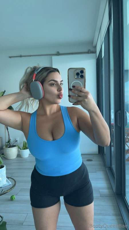 Like if your joining me for cardioooiooo 💦 @araqueenbae