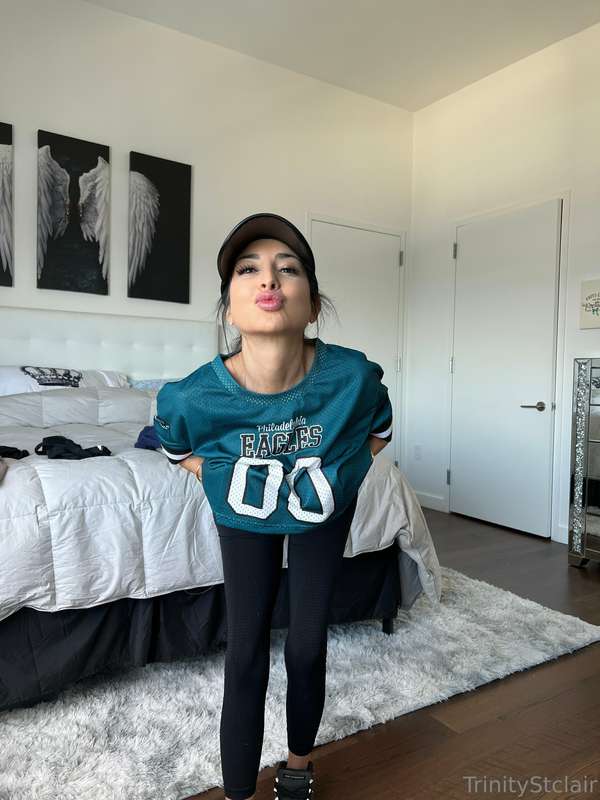 Kisses for everyone who messages me tonight!