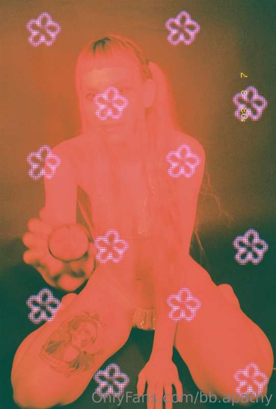 flowers & prisms 

// #35mm shot by @kilogram973
