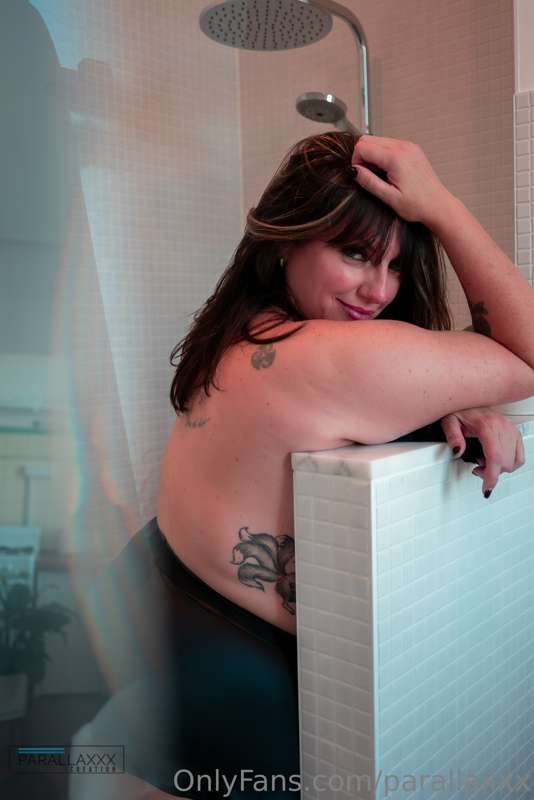 @sexyisnotasize is all curves and class!