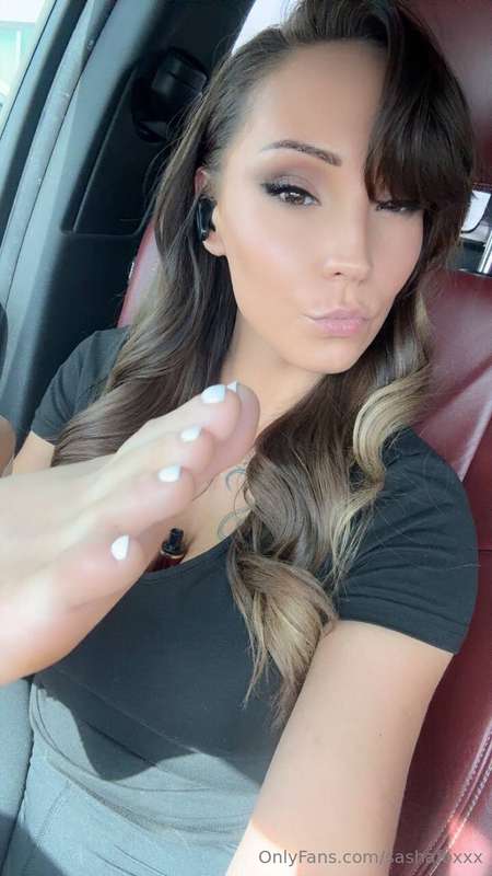 Good afternoon 👅 ready to have a very 😈 week!! 