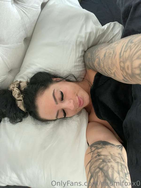 Alone and bored at bed 🙈 Join me?