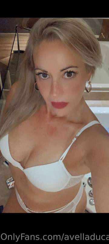 🌼        @foxymom77          🌼
🥵 Im a mom but im horny too 🥵..